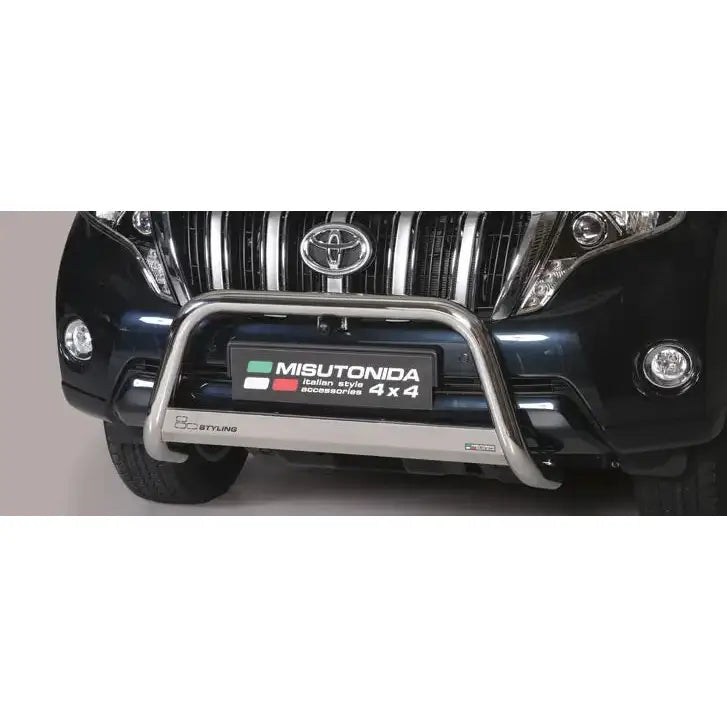Frontbøyle Toyota Land Cruiser J150 14-17 montert foran på mørk SUV, med synlig logo.