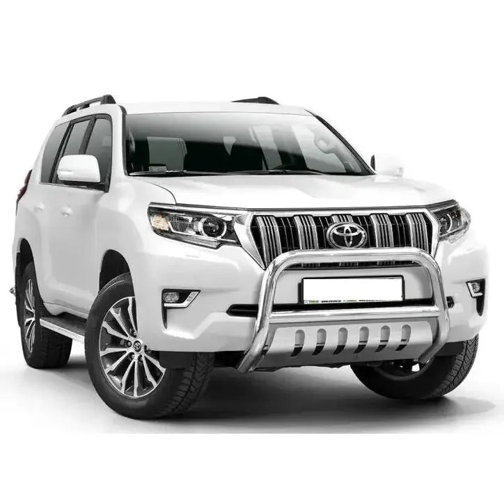 Frontbøyle Toyota Land Cruiser J150 17-21 montert på hvit SUV med sølvfelger og markante frontlykter.
