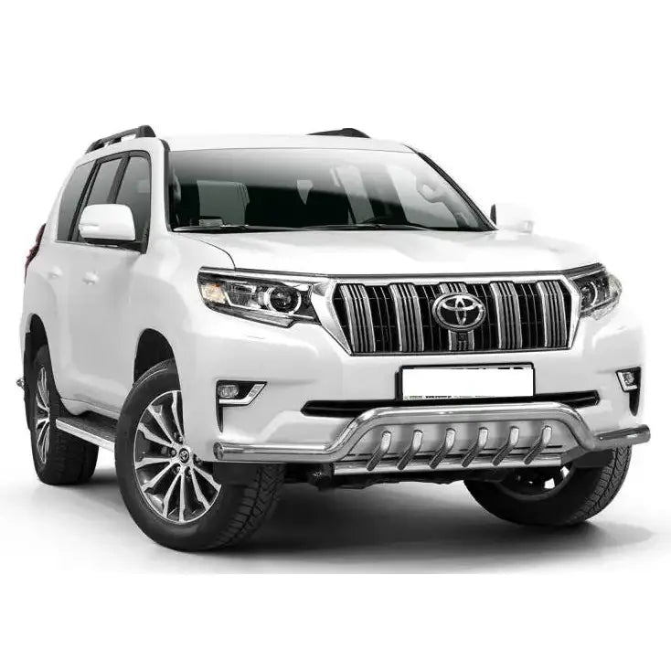 Frontbøyle Toyota Land Cruiser J150 med grillbeskytter, sølvfelger og svart takstativ sett forfra.