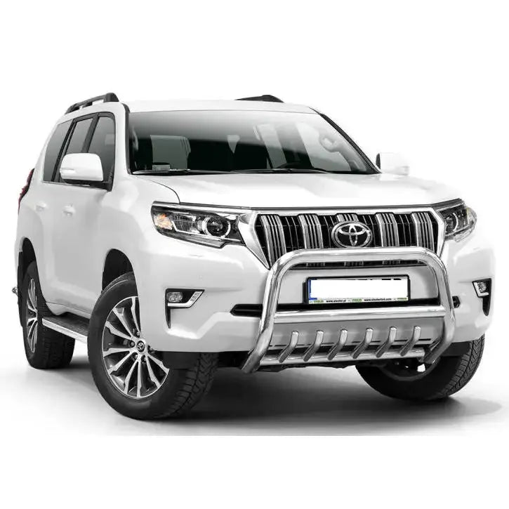 Frontbøyle Toyota Land Cruiser J150 med sølvfarget kufanger og stigtrinn, sett skrått forfra.