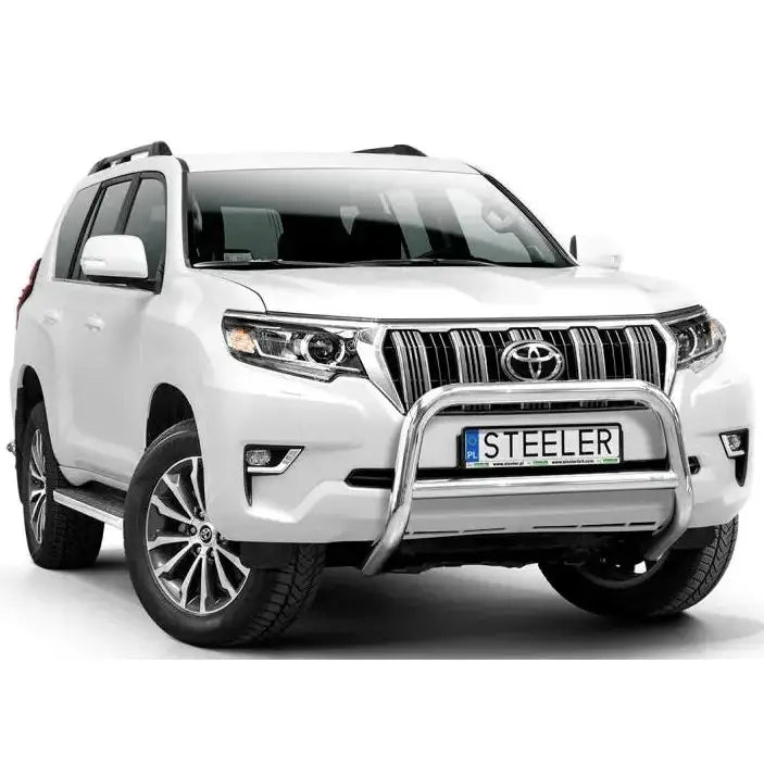 Frontbøyle Toyota Land Cruiser J150 17- i sølvfarget metall montert foran på hvit SUV.