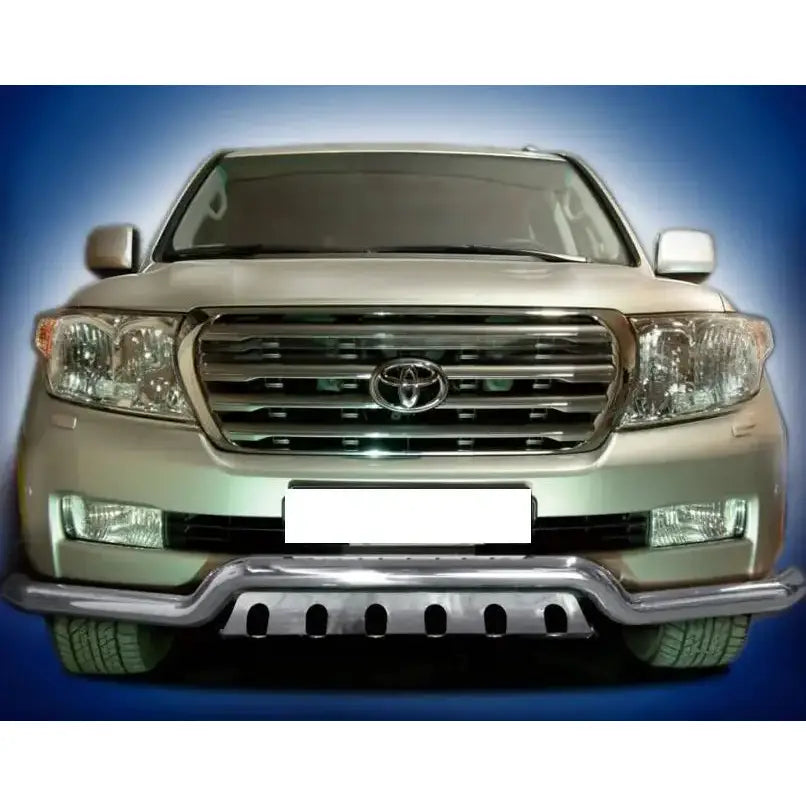 Frontbøyle Toyota Land Cruiser J200 07-12 i sølvfarget metall sett forfra mot blå bakgrunn.