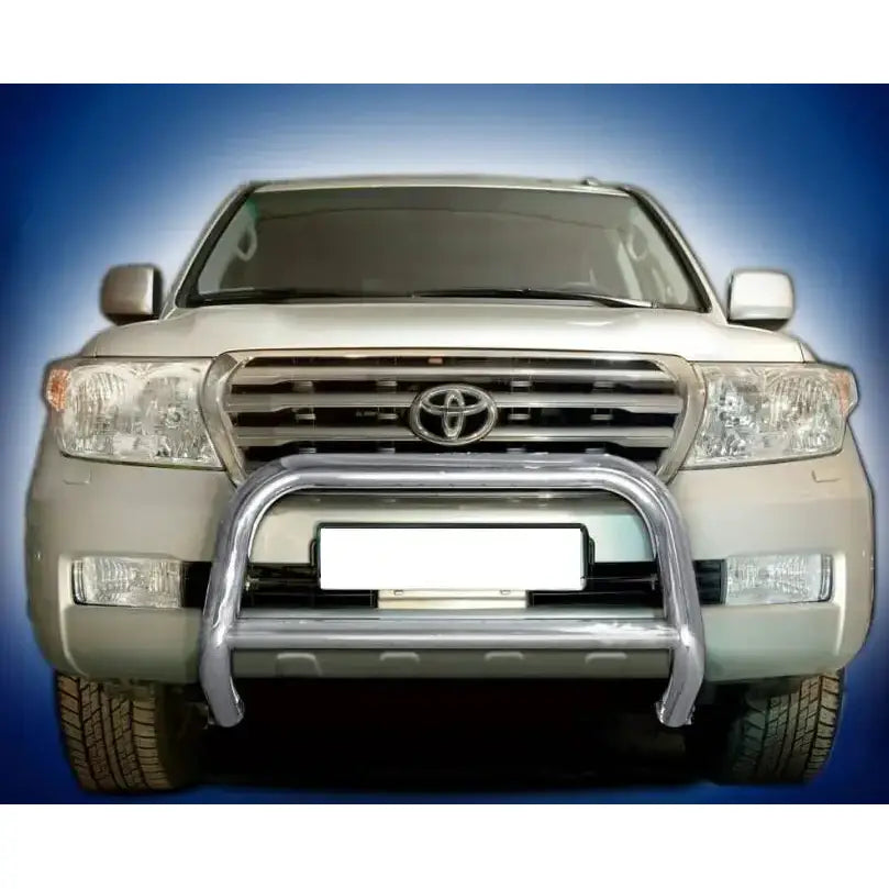 Frontbøyle Toyota Land Cruiser J200 07-12 montert foran på sølvfarget SUV mot blå bakgrunn.