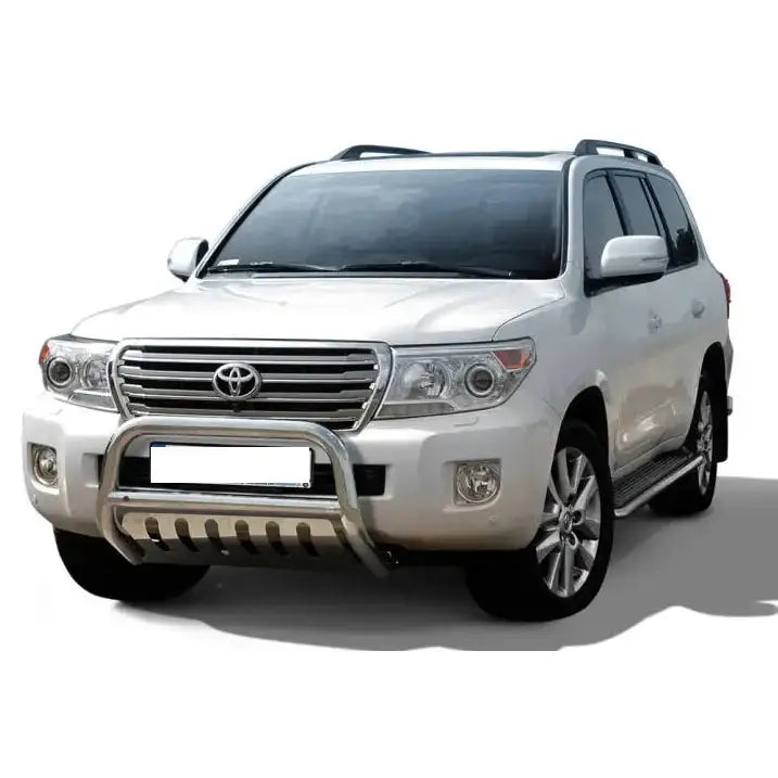 Frontbøyle Toyota Land Cruiser J200 med sølvfarget kufanger montert foran på hvit SUV.