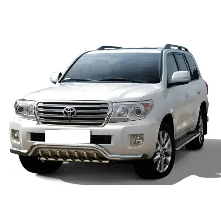 Frontbøyle Toyota Land Cruiser J200 med sølvfarget grill, takrails og stigbrett sett skrått forfra.