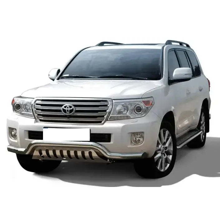 Frontbøyle Toyota Land Cruiser J200 12-17 montert på hvit SUV med metallbeskytter og store frontlykter.