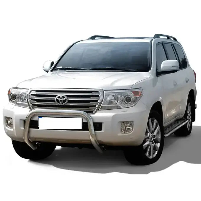 Frontbøyle på Toyota Land Cruiser J200 12-17 med kromfinish, sett skrått forfra mot hvit bakgrunn.
