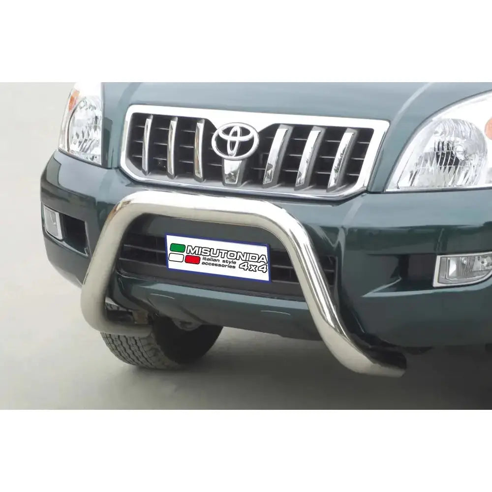 Frontbøyle til Toyota Land Cruiser i blankt metall montert foran på mørkgrønn SUV, sett forfra.