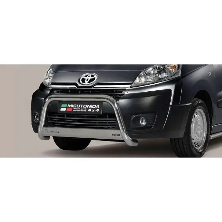 Frontbøyle Toyota Proace 14-15 EC godkjent medium bar montert på mørk varebil, sett skrått forfra.