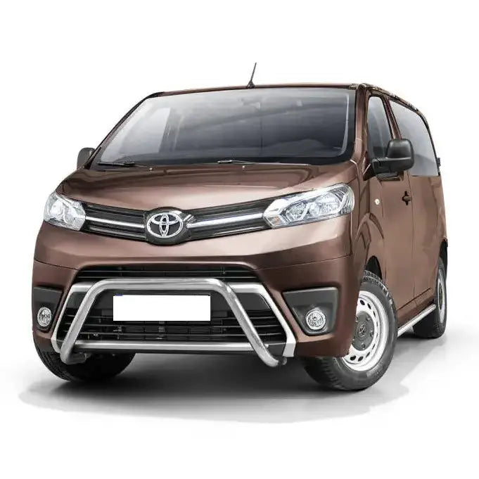 Frontbøyle til Toyota ProAce 16- i krom montert på brun varebil med stålfelger mot hvit bakgrunn.