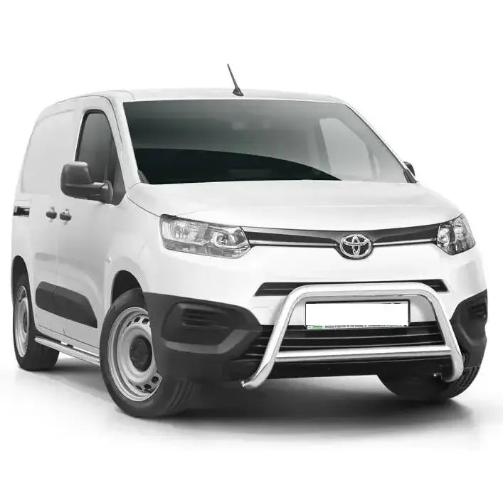 Frontbøyle Toyota ProAce City 19- montert foran på hvit varebil med sølvfarget tverrør og svarte detaljer.