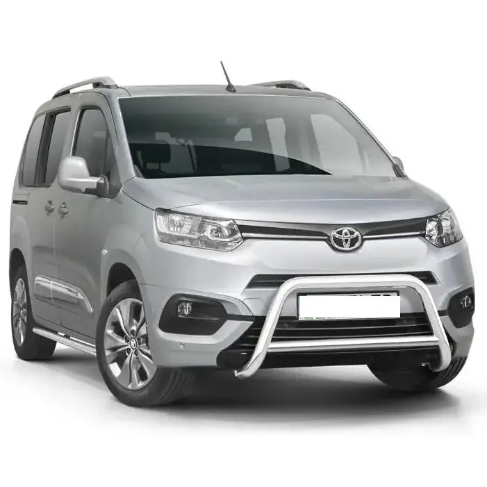 Frontbøyle Toyota ProAce City Verso med sølvfarget kufanger og tverrør, sett forfra mot hvit bakgrunn.