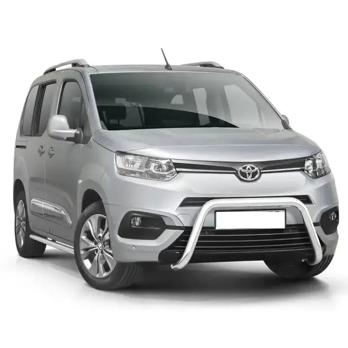 Frontbøyle på Toyota ProAce City Verso 19 med kromfarget kufanger og takrails, fotografert skrått forfra.