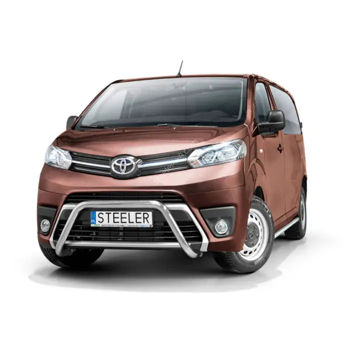 Frontbøyle på Toyota ProAce Verso 16- med sølvfarget kufanger foran, sett rett forfra mot hvit bakgrunn.