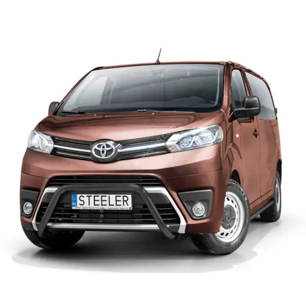 Kufanger på Toyota ProAce Verso 16- med sølvfarget frontbøyle og synlige frontlykter.