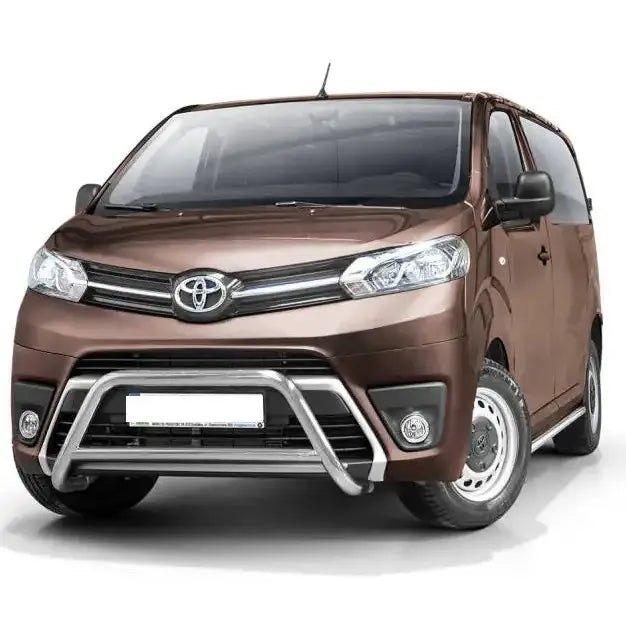 Frontbøyle på brun Toyota ProAce Verso 16 med sølvfarget kufanger og sorte sidespeil mot hvit bakgrunn.