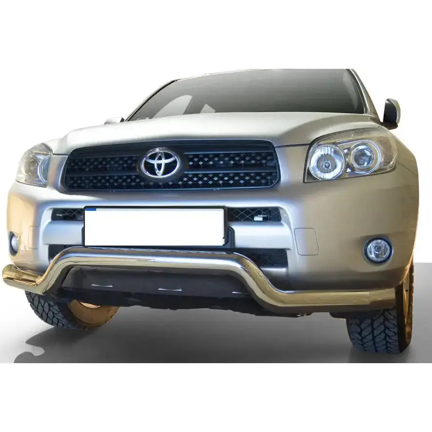 Frontbøyle Toyota Rav4 06-10 montert på sølvfarget SUV, sett rett forfra med metallbøyle nederst.