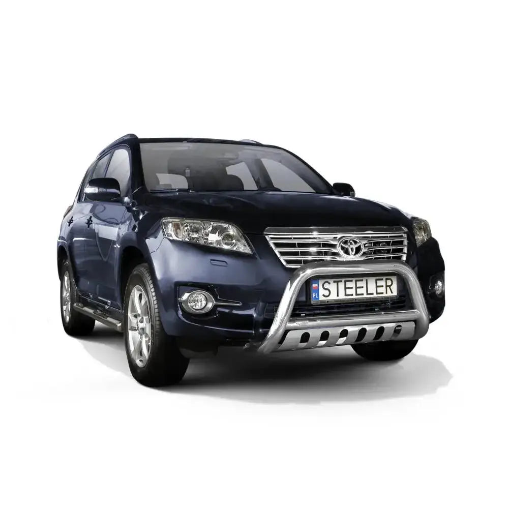 Frontbøyle Toyota Rav4 10-13 i sølv montert foran på mørk blå SUV sett fra skrå vinkel.