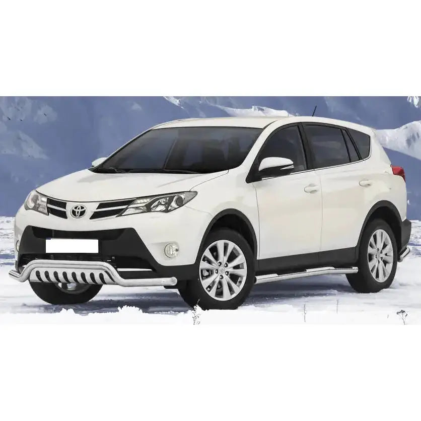 Frontbøyle Toyota Rav4 13-16 EC godkjent lav med plate montert på hvit SUV på snø med fjell.