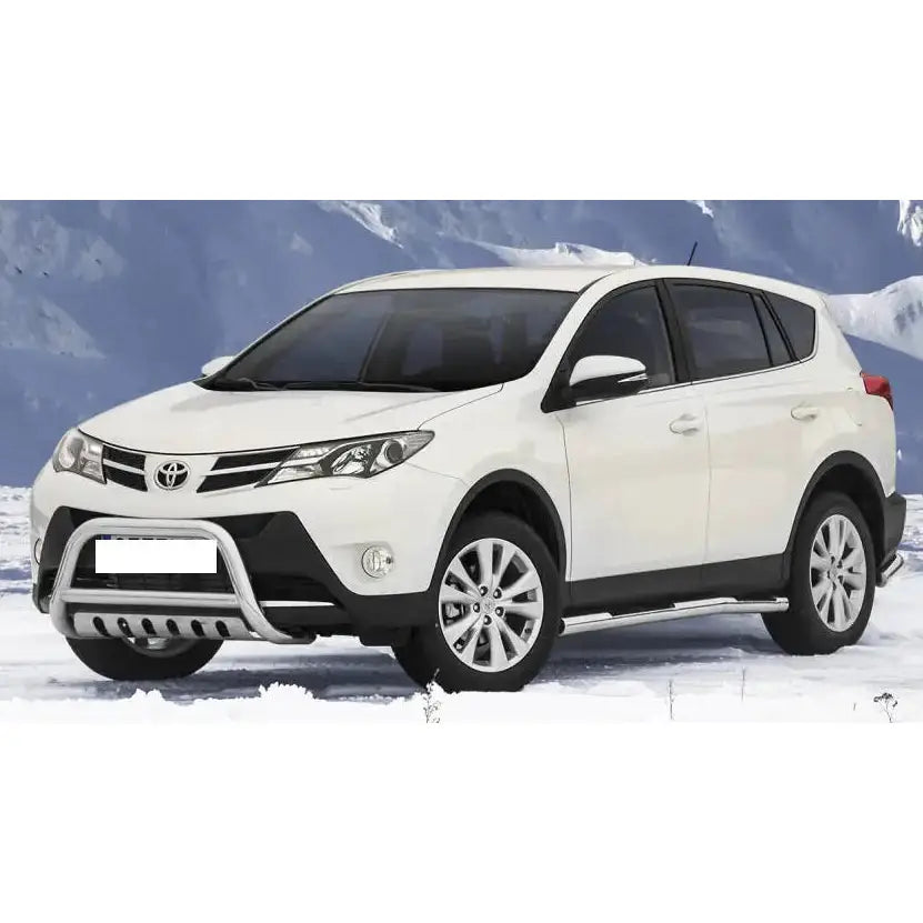 Frontbøyle Toyota Rav4 13-16 EC godkjent montert på hvit SUV med stigtrinn i snødekt fjellandskap.
