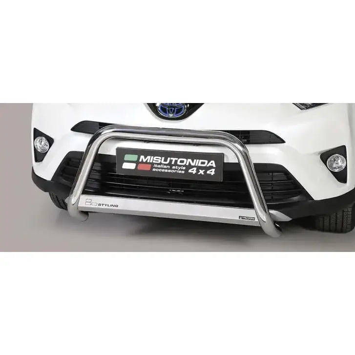 Frontbøyle Toyota Rav4 16-18 EC godkjent medium bar montert på hvit bil, sett rett forfra.