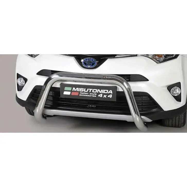 Frontbøyle Toyota Rav4 16-18 Super Bar i sølv metall montert foran på hvit bil, sett rett forfra.