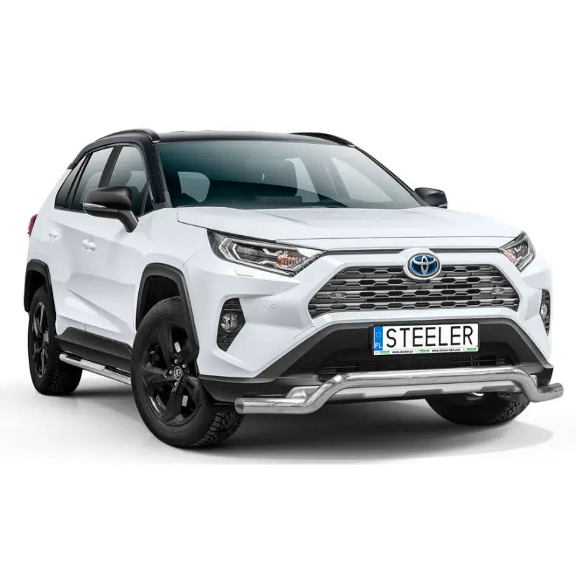 Frontbøyle på hvit Toyota Rav4 18- med sorte felger og sølvfarget beskyttelsesbøyle, sett forfra.