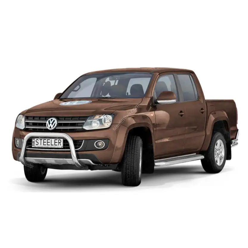 Frontbøyle Volkswagen Amarok 09-16 montert på brun pickup med sølvfarget kufanger, sett skrått forfra.