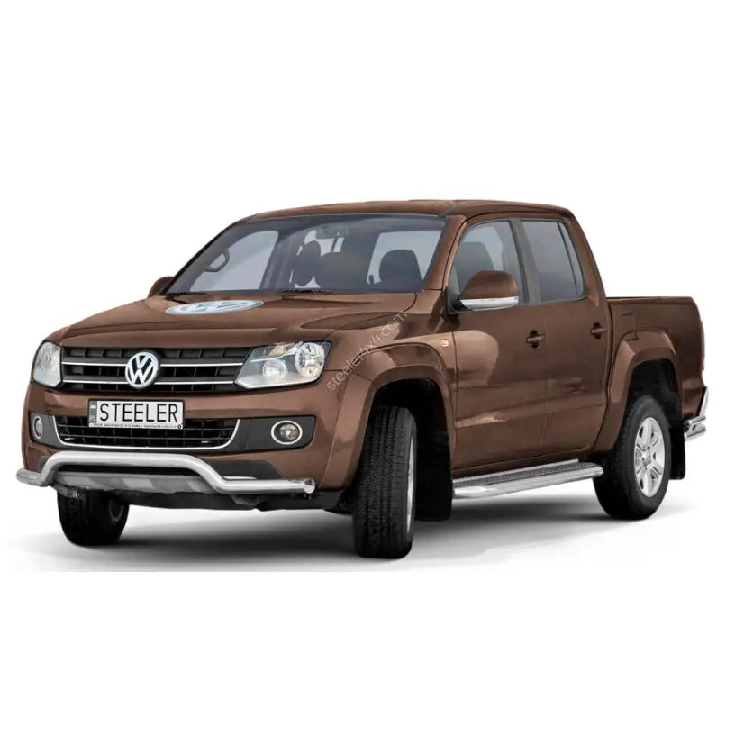 Frontbøyle på Volkswagen Amarok 09-16 med forkrommet finish og stålstegtrinn, sett skrått forfra.