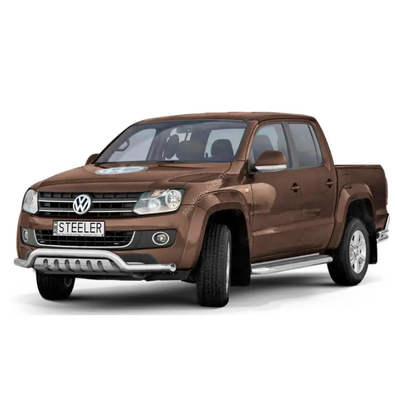 Frontbøyle Volkswagen Amarok 09-16 krom, lav type med plate, montert på brun pickup sett skrått forfra.