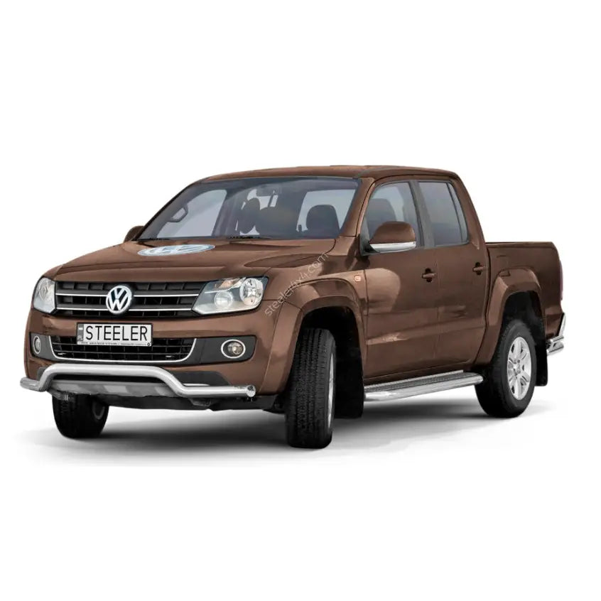 Frontbøyle Volkswagen Amarok 09-16 montert på brun pickup med krom kufanger og sølvfelger mot hvit bakgrunn.
