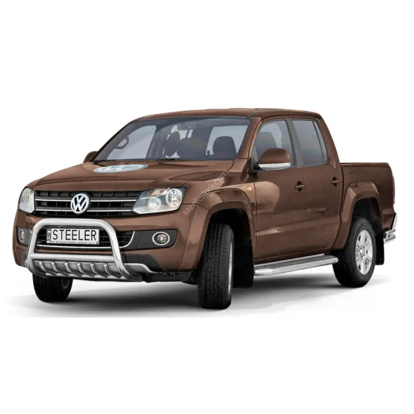 Frontbøyle Volkswagen Amarok 09-16 montert på brun pickup med sølv kufanger og tydelig VW-logo.