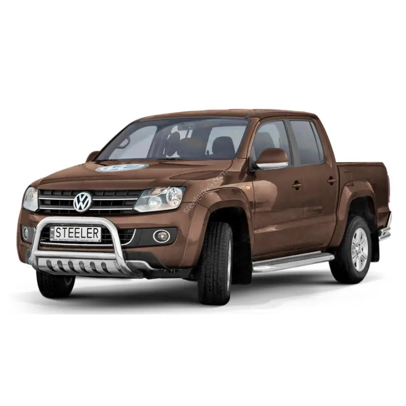 Frontbøyle Volkswagen Amarok 09-16 montert på brun pickup med sølv kufanger og stigtrinn, hvit bakgrunn.
