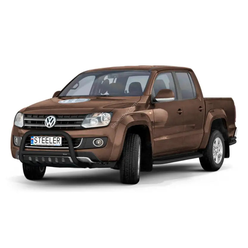 Kufanger på Volkswagen Amarok 09-16 med sorte stigtrinn, sett skrått forfra mot hvit bakgrunn.