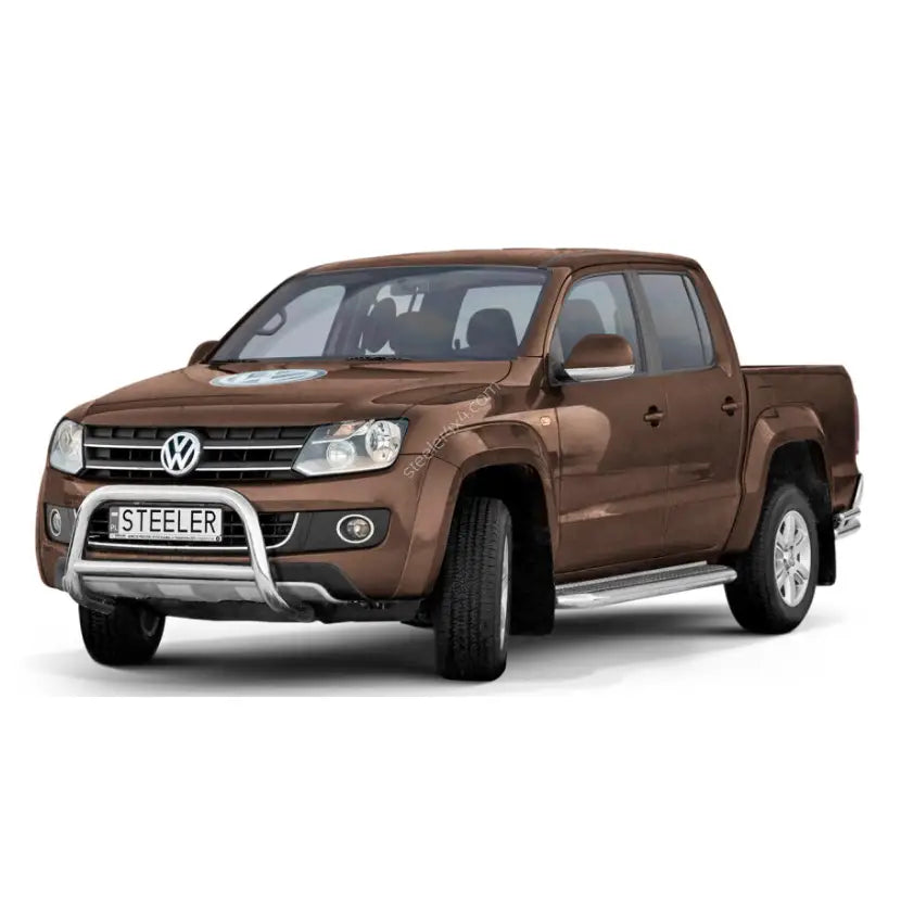 Frontbøyle Volkswagen Amarok 09-16 med sølvfarget kufanger og stigtrinn, sett fra skrå forside.