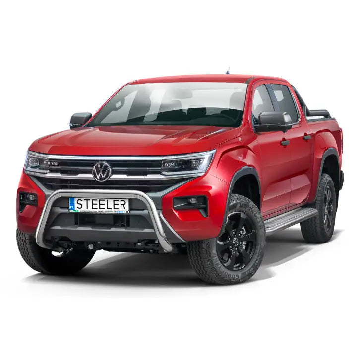 Frontbøyle Volkswagen Amarok 23 montert på rød pickup med sølv kufanger og svarte felger, skrå forfra.