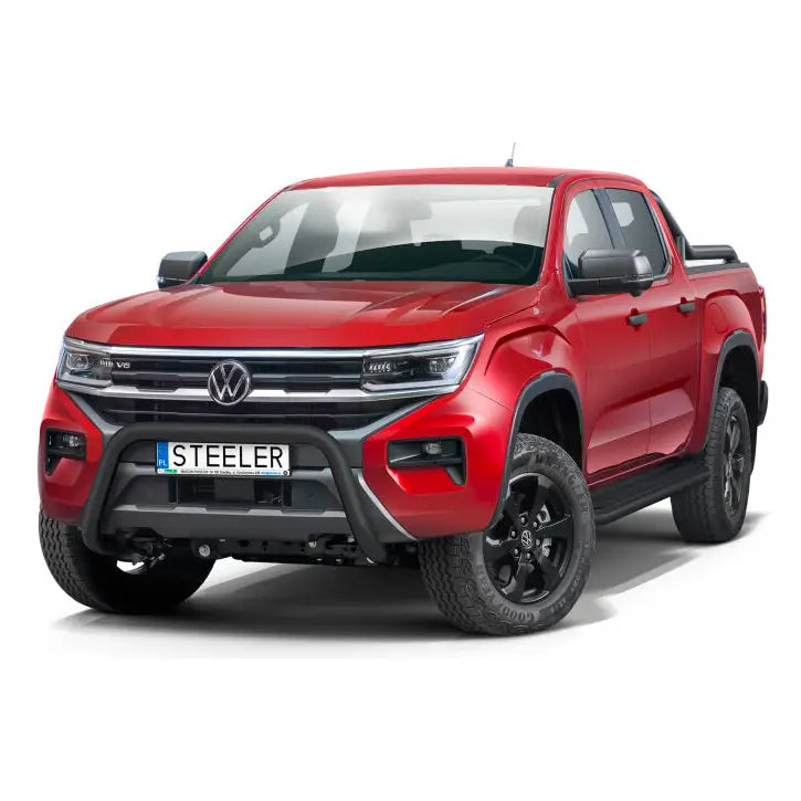 Kufanger på rød Volkswagen Amarok 23 med sorte detaljer, sett skrått forfra og robuste dekk.