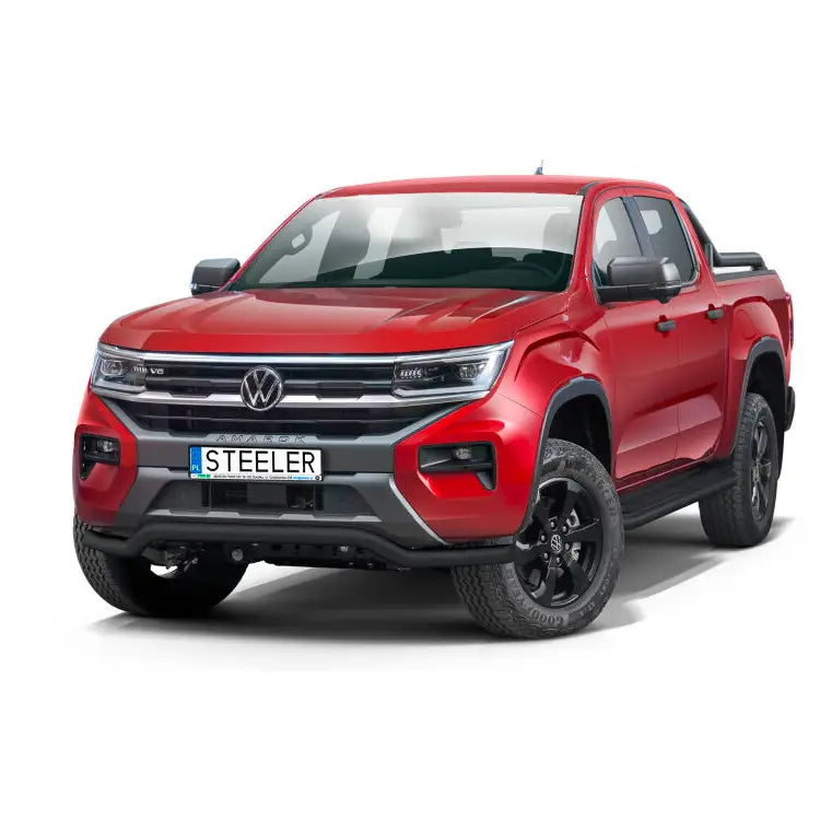 Kufanger Volkswagen Amarok 23- EC godkjent lav montert på rød pickup med svarte felger, hvit bakgrunn.