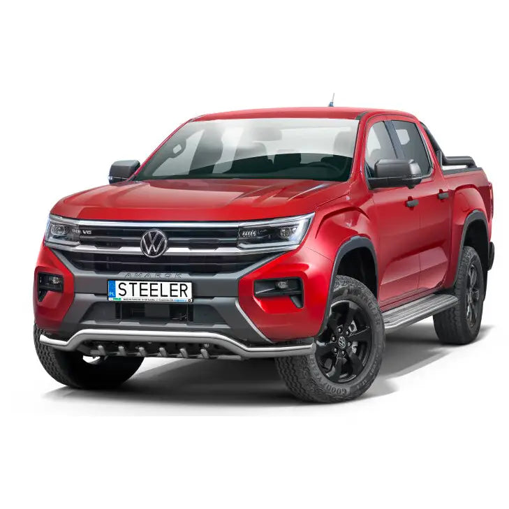 Frontbøyle på rød Volkswagen Amarok 23 med sorte felger og sølvdetaljer, sett skrått forfra.