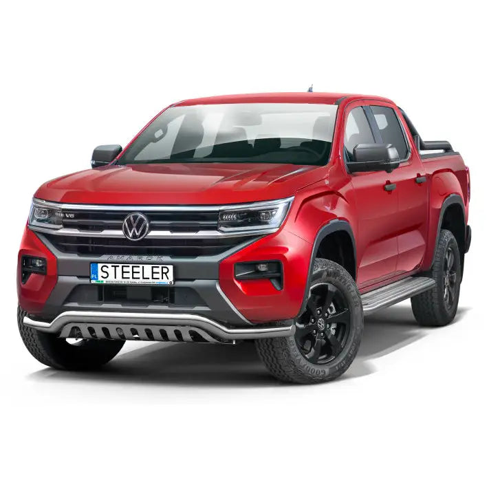 Frontbøyle Volkswagen Amarok 23 med plate montert på rød pickup med svarte detaljer og sølvfarget stigtrinn.