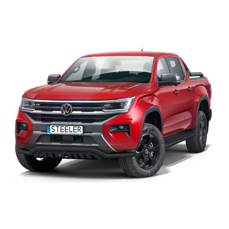 Kufanger på Volkswagen Amarok 23 med EC godkjent lav frontbøyle og plate, sett skrått forfra.