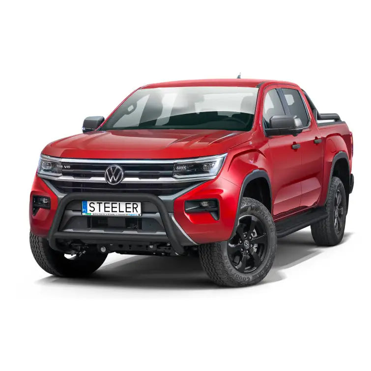Kufanger Volkswagen Amarok 23- i sort med tverrør montert foran grillen på rød pickup.