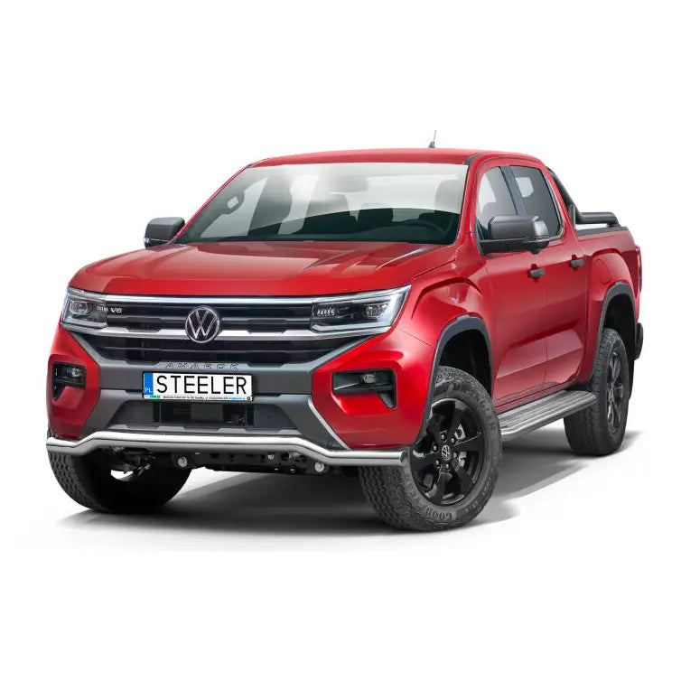 Frontbøyle Volkswagen Amarok 23- lav stål montert på rød pickup med sorte felger og kromdetaljer.