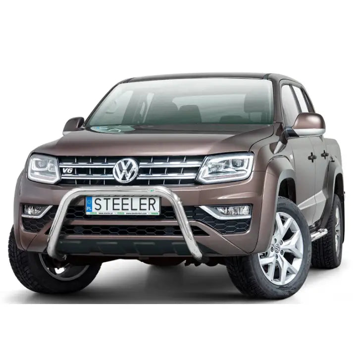 Frontbøyle Volkswagen Amarok V6 med sølvfarget kufanger montert foran på brun pickup med STEELER-skilt.