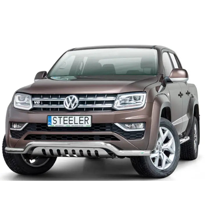 Frontbøyle Volkswagen Amarok V6 med kromgrill og stålrørbeskytter foran på hvit bakgrunn.