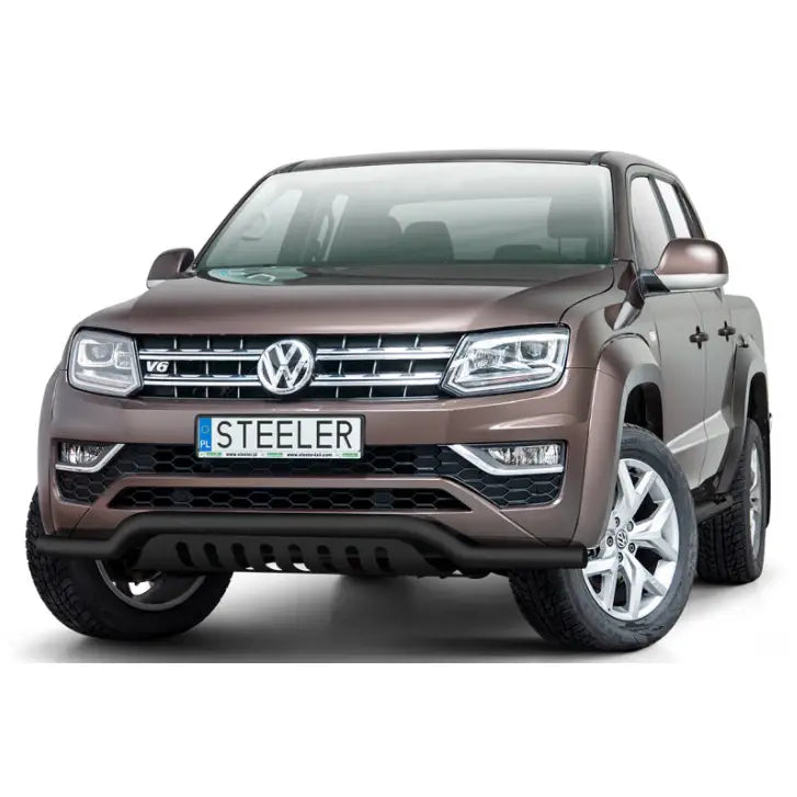 Kufanger Volkswagen Amarok V6 med krom frontbøyle, synlig VW-logo og sølvfelger mot hvit bakgrunn.