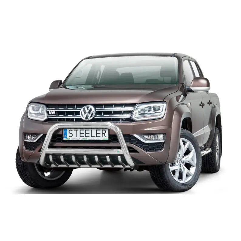 Frontbøyle Volkswagen Amarok V6 med krom grillbeskytter og skliplate, sett forfra mot hvit bakgrunn.