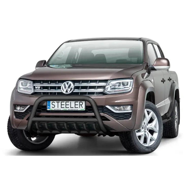 Kufanger Volkswagen Amarok V6 med svart frontbøyle, sølvfelger og synlig V6-merke foran.
