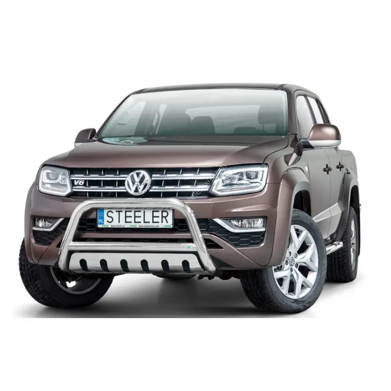Frontbøyle Volkswagen Amarok V6 med krom kufanger og skidplate sett forfra mot hvit bakgrunn.