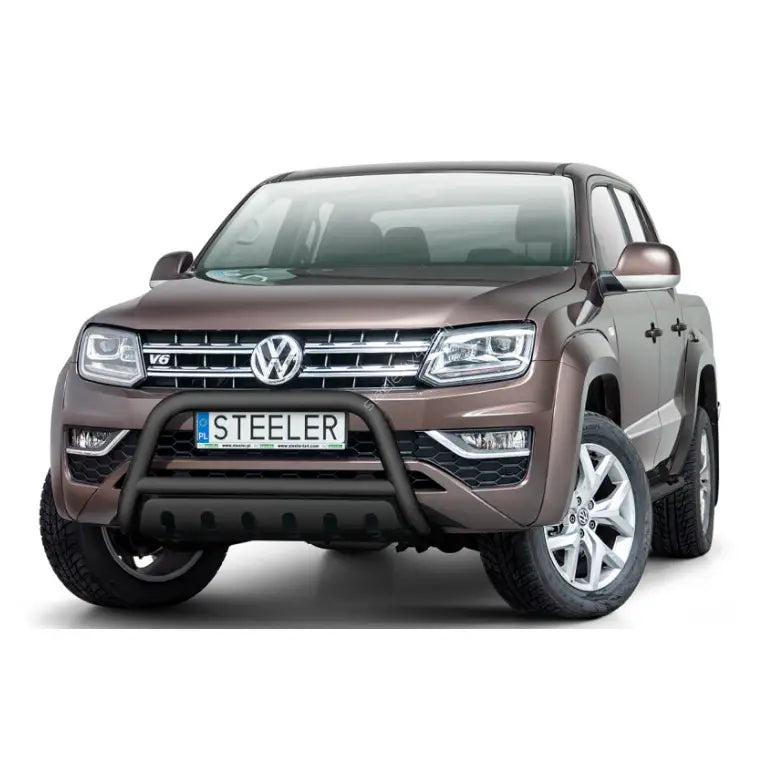 Kufanger på Volkswagen Amarok V6 med forkrommet grill og hvite felger, sett rett forfra.